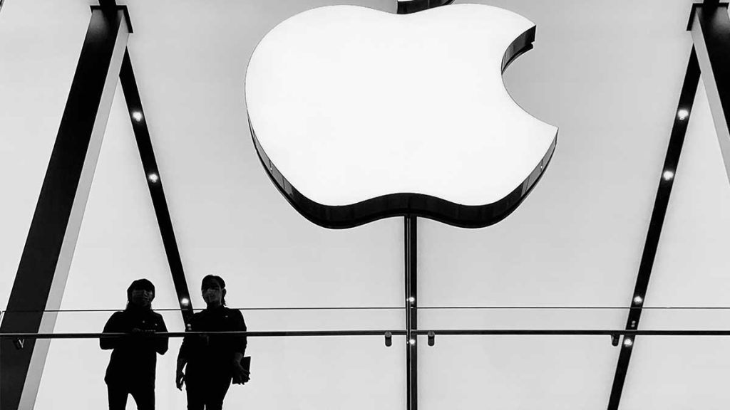 Warren Buffer invested in Apple